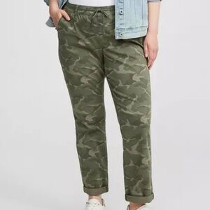 Torrid - weekend boyfriend pant 

Size 3 short, fits like. 20/22

Worn once